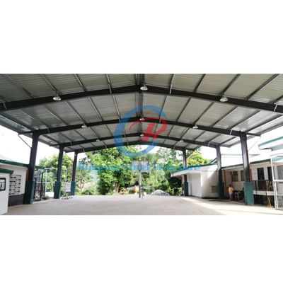 Các mái nhà kim loại hiện đại, khung không gian, sân bóng rổ