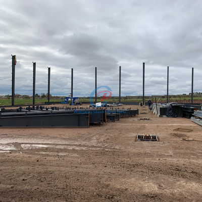 Tòa nhà xây dựng bằng thép được chế tạo sẵn theo yêu cầu với mái nhà và tường