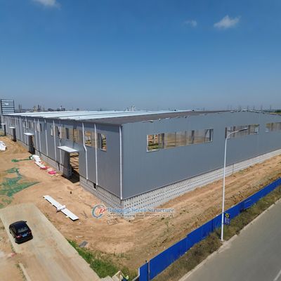 Nhà kho kết cấu thép tùy chỉnh với tấm bán trong suốt để lấy ánh sáng tự nhiên