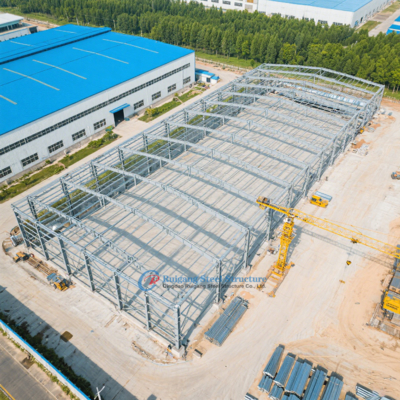 Nhà kho kết cấu thép PEB tùy chỉnh khẩu độ lớn dùng trong công nghiệp có cần cẩu và quạt thông gió